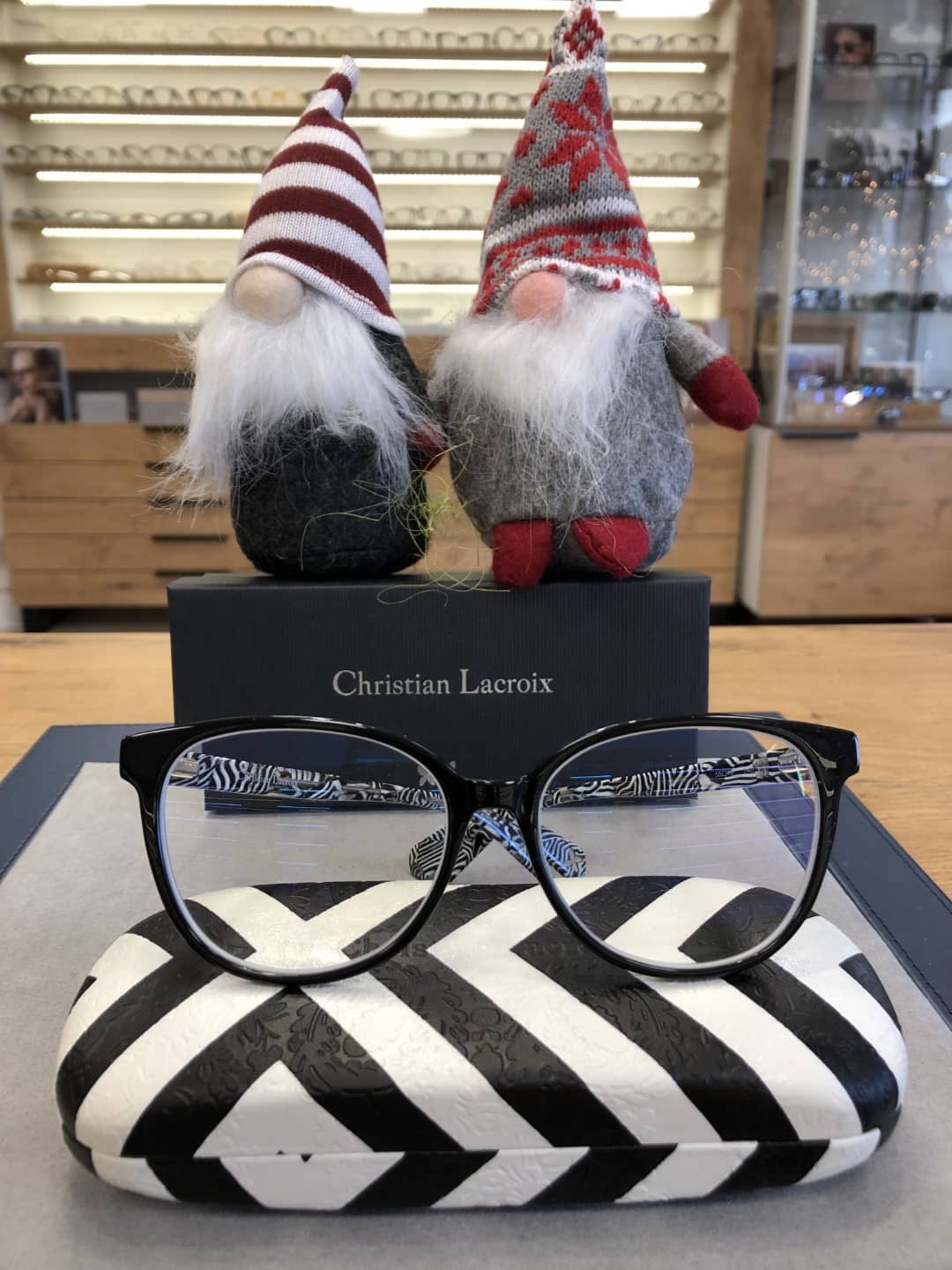 Okulary marki Christian Lacroix, łączące elegancję z nowoczesnym stylem, idealne dla miłośników mody i luksusu.