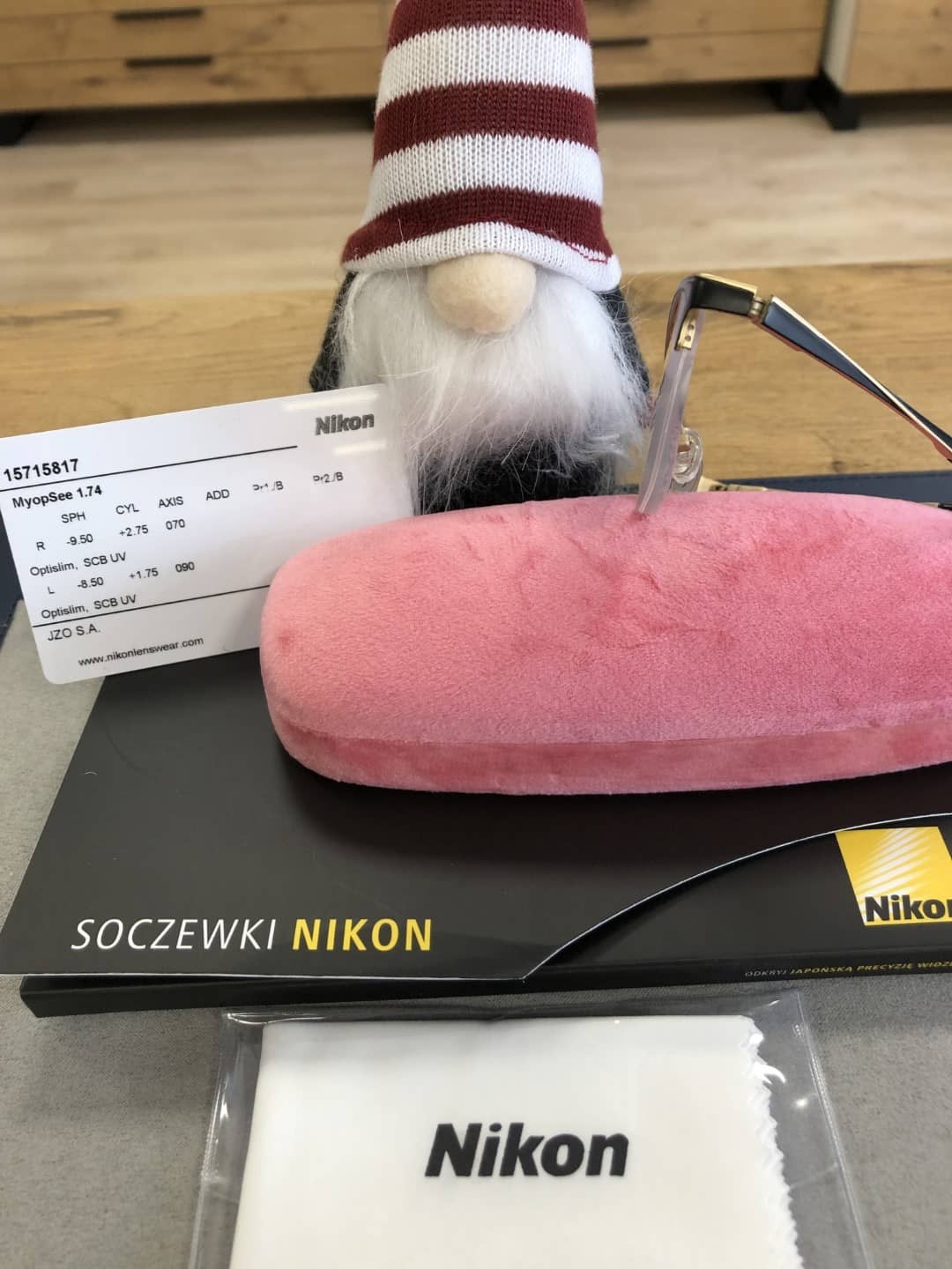 Okulary z cienkimi soczewkami Nikon prezentujące ich zalety przy dużej mocy optycznej.