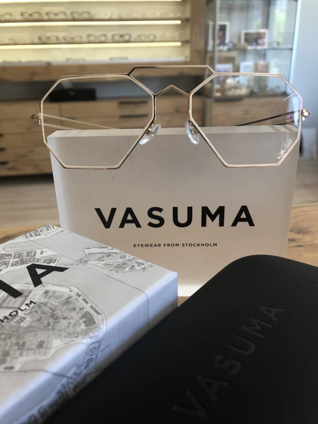 Wyjątkowe okulary Vasuma w kształcie hexagonu prezentująca nowoczesny i unikalny design.