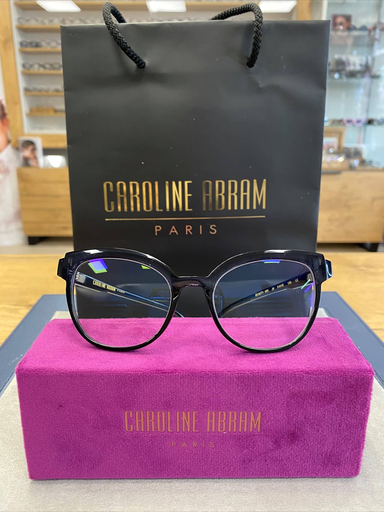 Okulary Caroline Abram Paris w różowym pudełku, prezentujące nowoczesny design i wyjątkowy styl.
